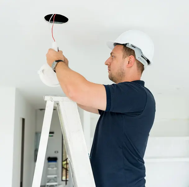 Pomiary elektryczne w Krakowie – elektryk przy pracy